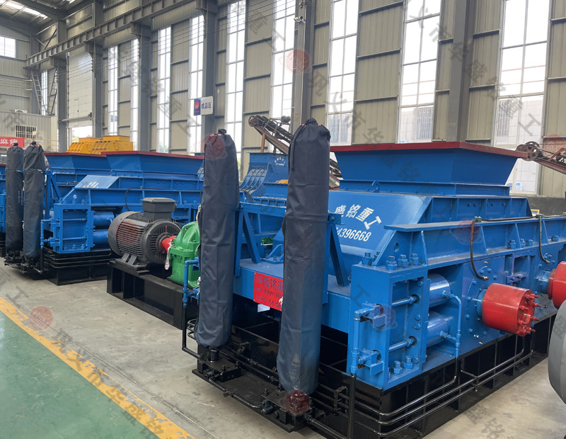 砂料廠制砂機(jī)都有哪些，時(shí)產(chǎn)50噸對(duì)輥制砂機(jī)一套多少錢