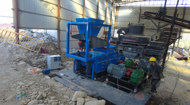 華盛銘1212型全液壓對輥制砂機一臺多少錢？