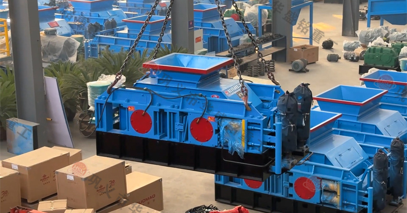 華盛銘液壓對輥機適合鵝卵石制砂，設(shè)備型號齊全可參考