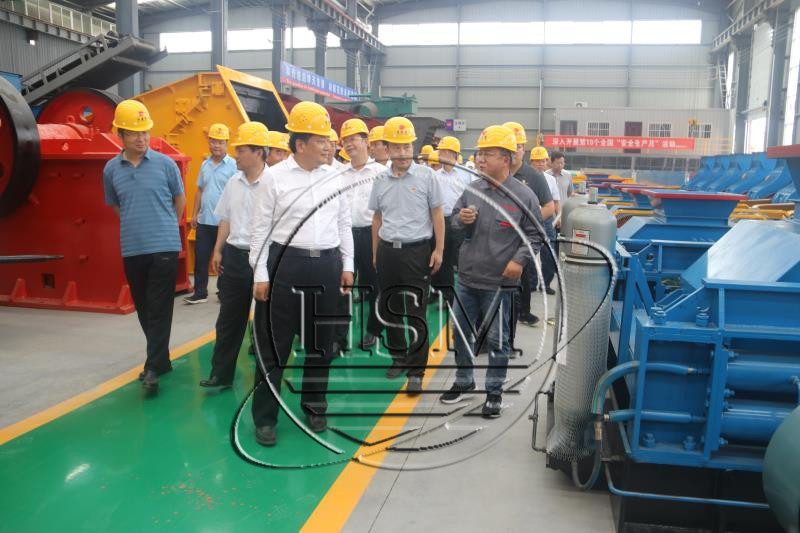 對輥制砂機廠家--熱烈歡迎袁書記來我廠參觀考察