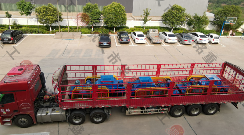 三臺750ⅹ500型對輥制砂機(jī)發(fā)往貴陽